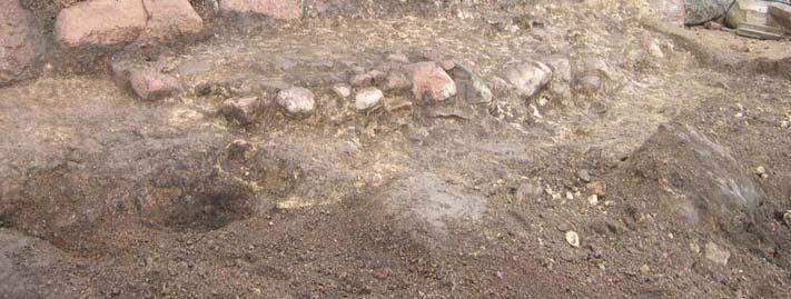 Kiveyksen pohjoisosa oli tasaisempi kuin eteläosa, josta oli irronnut kiviä ja puuttuneiden kivien paikat oli nähtävissä koloina laastissa.