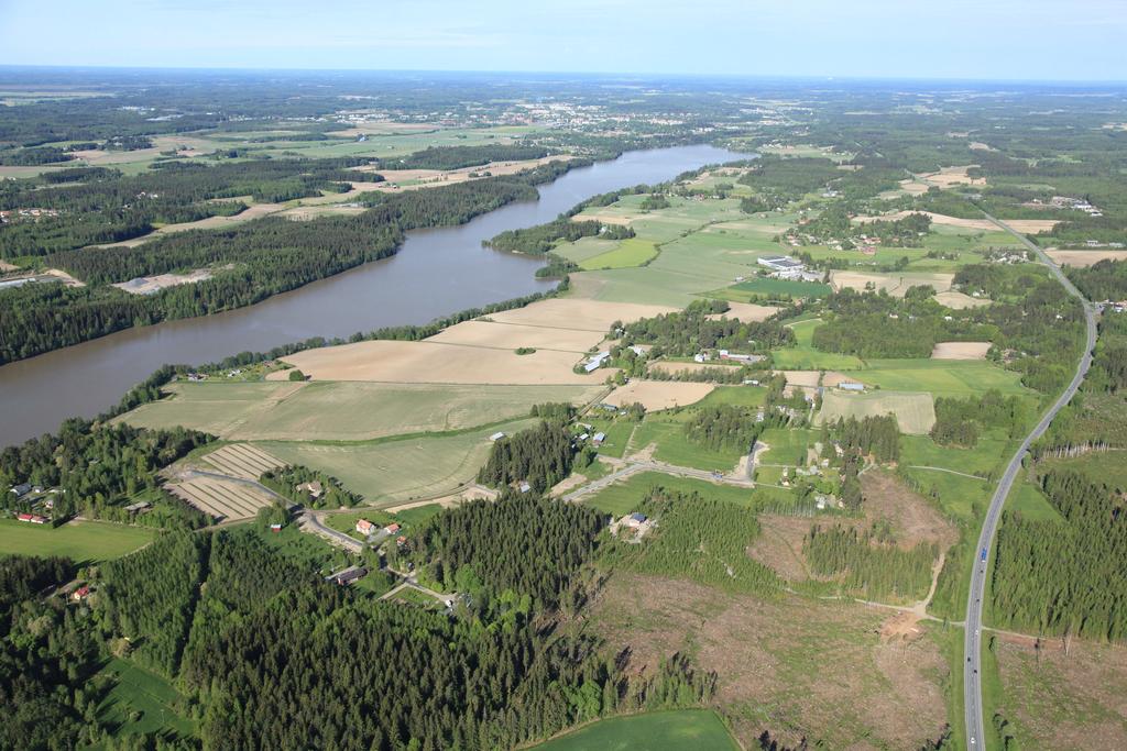 Kaukjärven pohjoispuoli on säilynyt maatalousalueena ja peltoaukeat ovat säilyttäneet yhtenäisen ilmeensä. Kaukjärven eteläranta on säilynyt metsäisenä alueena.