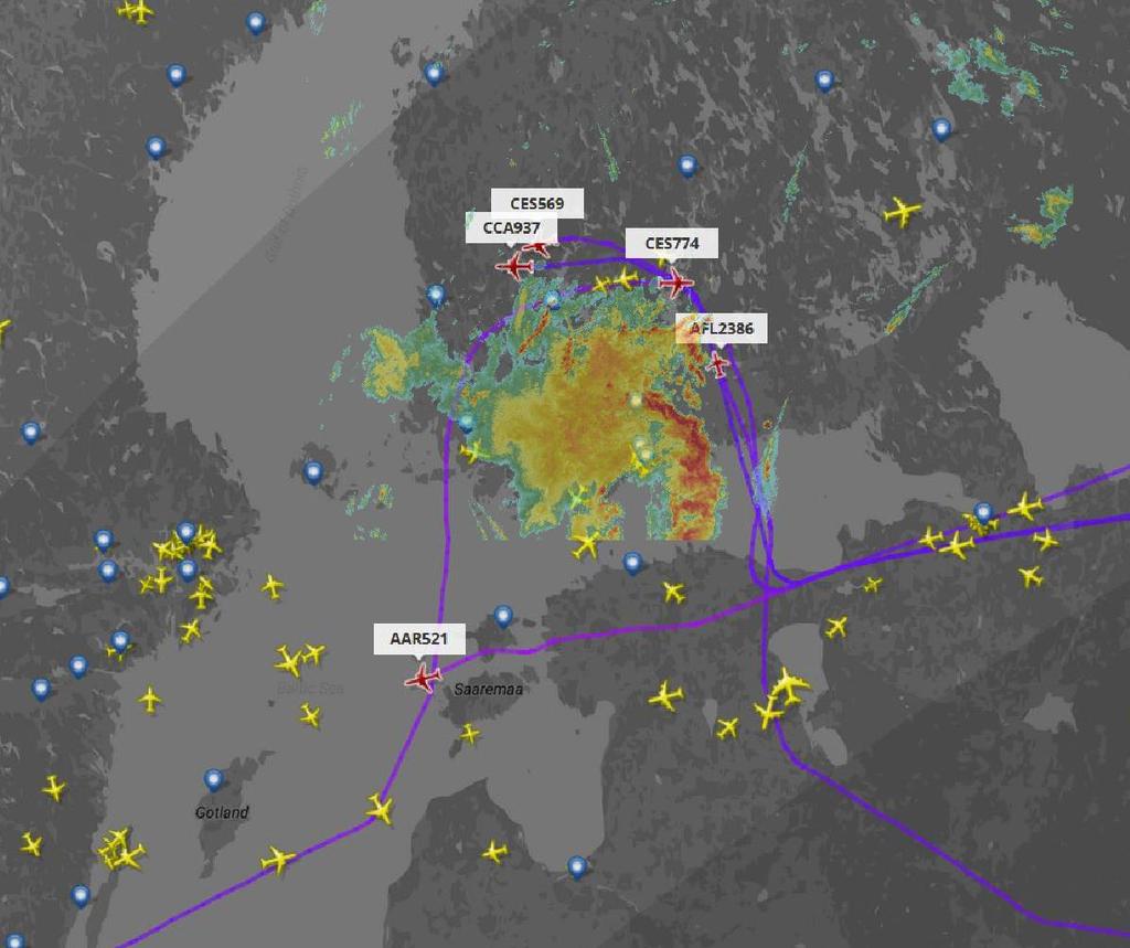 Ohessa Flightradar:ista ja IL:n avoimen datan tutkakuvasta (vain Suomi) yhdistetty tilannekuva, josta näkyy hyvin kuinka koneet joutuivat kiertämään pitkiäkin matkoja välttääkseen ukkosalueen.