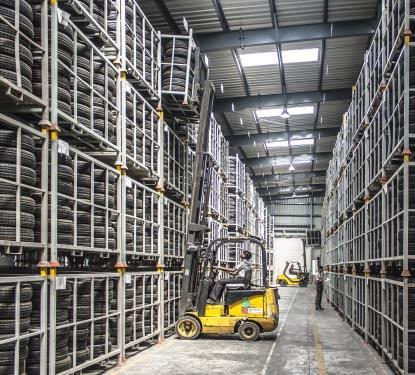 Isot kaupalliset toimijat keskittyvät isoihin yksiköihin logistiikan tehokkuuden parantamiseksi. Kaupan suuryksiköiden rooli muuttuu.