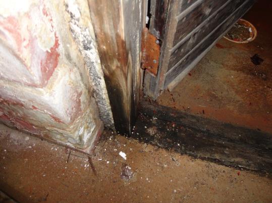 ja 13). Kivirakenteisessa lattiassa ja seinissä havaittu kosteus ei aiheuta toimenpiteitä tilan nykyisessä käyttötarkoituksessa.