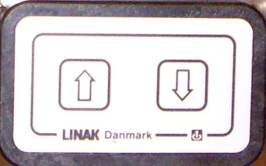 ylös/alas-painikkeet. Saksiyksikköön on liitetty sähköohjattu mekaaninen työsylinteri.