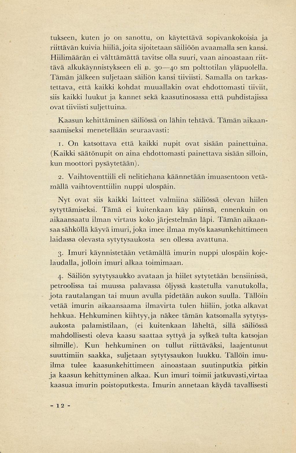 tukseen, kuten jo on sanottu, on käytettävä sopivankokoisia ja riittävän kuivia hiiliä, joitasijoitetaan säiliöön avaamalla sen kansi.