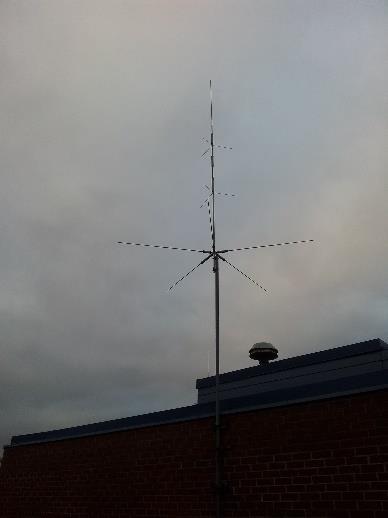 Hukat radioaalloilla Teksti: Veijo Arponen Kuvat: Veijo Arponen ja Tomi Liukkonen Partiolaisten lippukunta Hervannan hukat osallistui JOTA-tapahtumaan lokakuun kolmantena viikonloppuna.