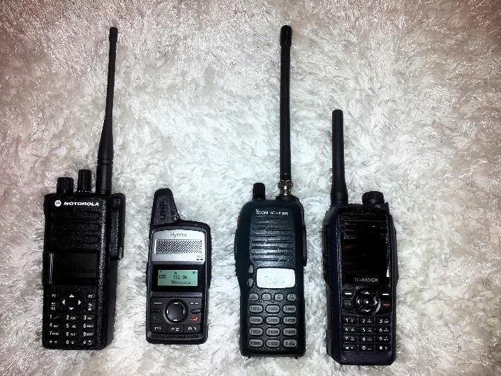 Seuraavaksi esittelen esimerkkejä valmistajista sekä radiosta. Motorola DP4801 on käsiradio joka tukee puheen ja tekstiviestien lisäksi GPSpaikan lähettämistä APRSverkkoon.
