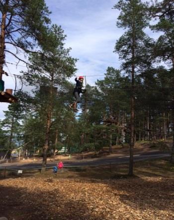 Lisäksi tarjosimme leirinuotiolla makkaraa ja herkkuja.