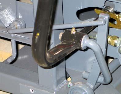 22 9.13 Hydrauliikkaöljyn vaihto, kuva 21 Hydrauliikkaöljyn normaali määrä on 40 l. mmattikäytössä max. öljymäärä on 60 l. Öljylaatu ISO VG 32, esim.