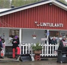 Pitkäperjantaihin sitten herättiin melko pirteinä ja lapselliset saattelivat lapsiaan pääsiäisaskarteluun. Heille oli Lintulahtitoimikunta järjestänyt askarteluhetken.