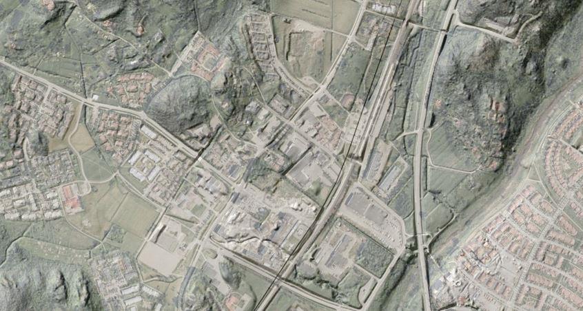 Kuva 6. Korkeusmalli ja ilmakuva Masalantien varren maastonmuodoista. Keltaisella Suuren Rantatien (nykyisen Masalantien) historiallinen tielinja.