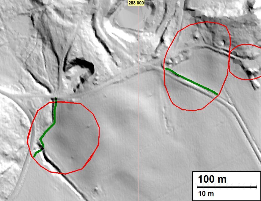 5 Maanmittauslaitoksen laserkeilausaineistosta laadittu maastomalli. Muinaisjäännösalueet on merkattu punaisilla viivoilla, valvonnan aikana kaivetut kaapeliojat vihreillä viivoilla.