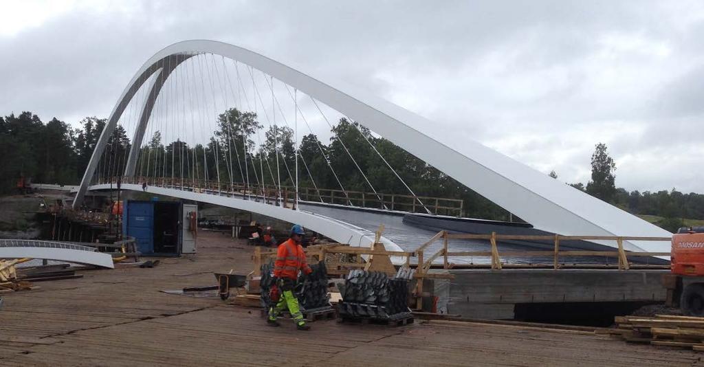 Kuva 3. Isoisänsilta rakennusvaiheessa Kalasataman päästä kuvattuna Sillan rakentaminen alkoi 1.8.2014. Sillan rakentaminen alkoi 1.8.2014, ja se valmistui kesällä 2016 aikataulun mukaisesti.