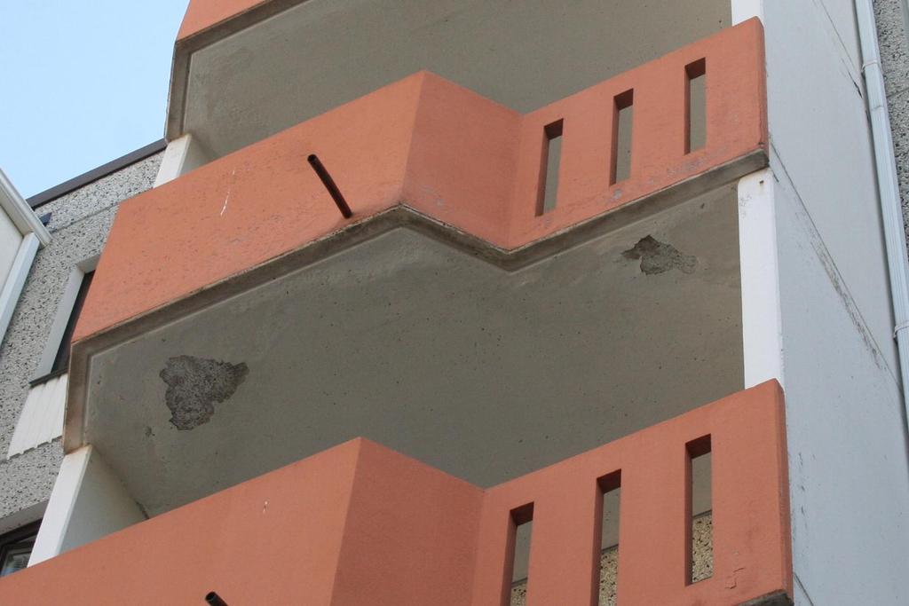 53 Kuva 22. Betonin rapautumisen aiheuttama pintavaurio 7.2.3 Betonipeitesyvyys ja karbonatisoituminen Betonin peitesyvyysmittauksessa peitesyvyydet todettiin tasaisiksi eri laattojen välillä.