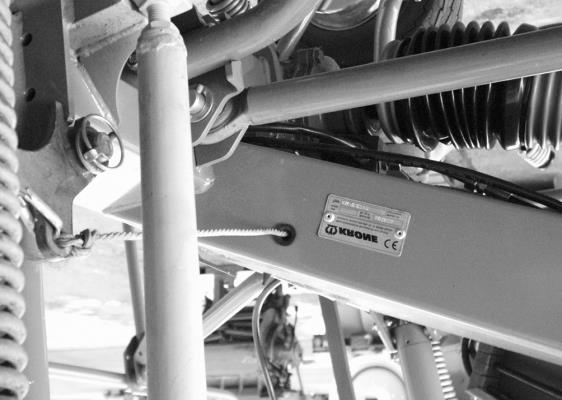 Koneen kuvaus 4.2 Merkinnät 1 KW672008_3 Kuva 4 Koneen tiedot löytyvät tyyppikilvestä (1). 4.3 Tiedustelut ja varaosien tilaaminen Tyyppi Valmistusvuosi Valmistusnro.