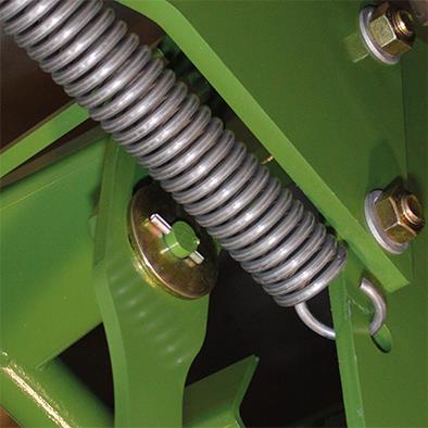 .2.6 /BA/Erstinbetriebnahme/Rundballenpresse/Ballenauswerfer/Gefahr - Beschädigung Hydraulikschläuche @ 92\mod_3893996387_7.docx @ 63536 @ @ VAARA! Hydrauliletkujen vauriot sivusuojia suljettaessa!
