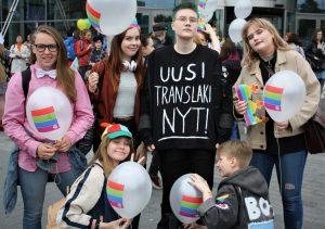 iloitsemaan ylpeänä omaa identiteettiä ja erilaisuutta. Helsinki Pride on Suomen suurin seksuaalija sukupuolivähemmistöjen tapahtuma, jossa tänä vuonna vieraili noin 35 000 ihmistä.
