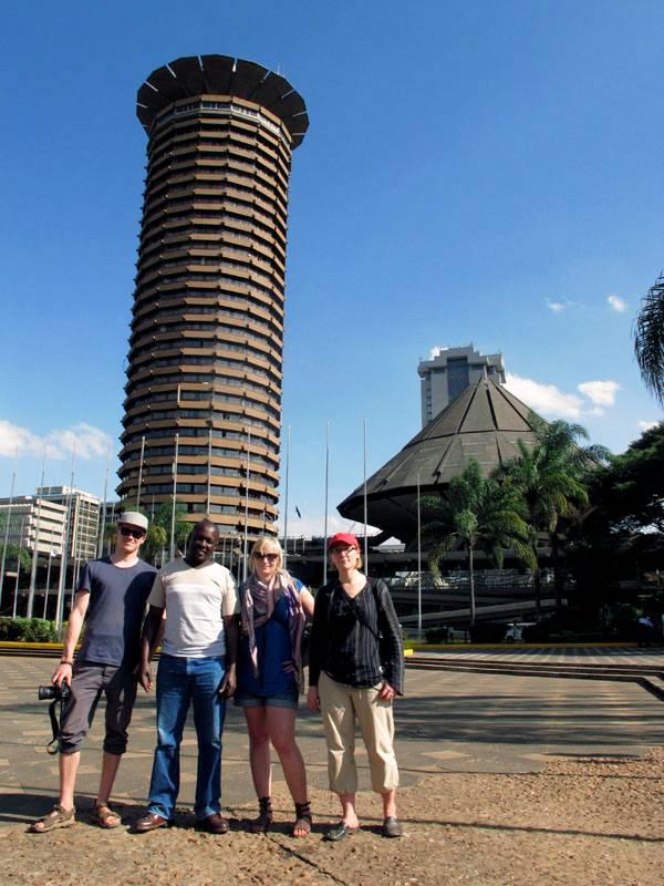 Matkapäiväkirjat travel diaries Kenyatta International Conference Centerin katolta. Kyseinen rakennus komeilee myös sadan shillingin setelissä.