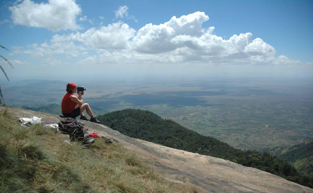 Matkapäiväkirjat travel diaries Kuva 3: Kaisa kuvaa kaitafilmillä lounaspaikallamme, Vuria-vuoren huipulla. Siirtyessämme alaspäin vuorelta pysähdyimme kolmella varsin luonnontilaisella metsäalueella.