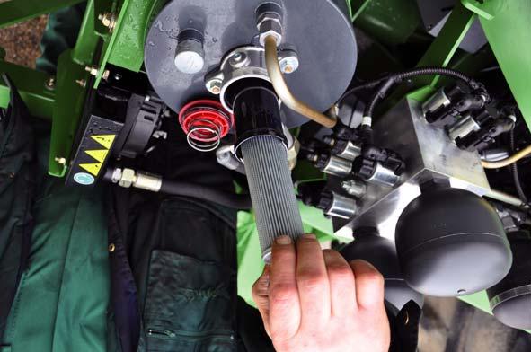 Pos: 36.38 /BA/Sonderausstatung/EasyCut / AM Mähwerke/Querförderer/Hydraulikölfilter ersetzen EC B 1000 CV Collect @ 101\mod_1330684785980_71.docx @ 899388 @ 23 @ 1 Pos: 36.