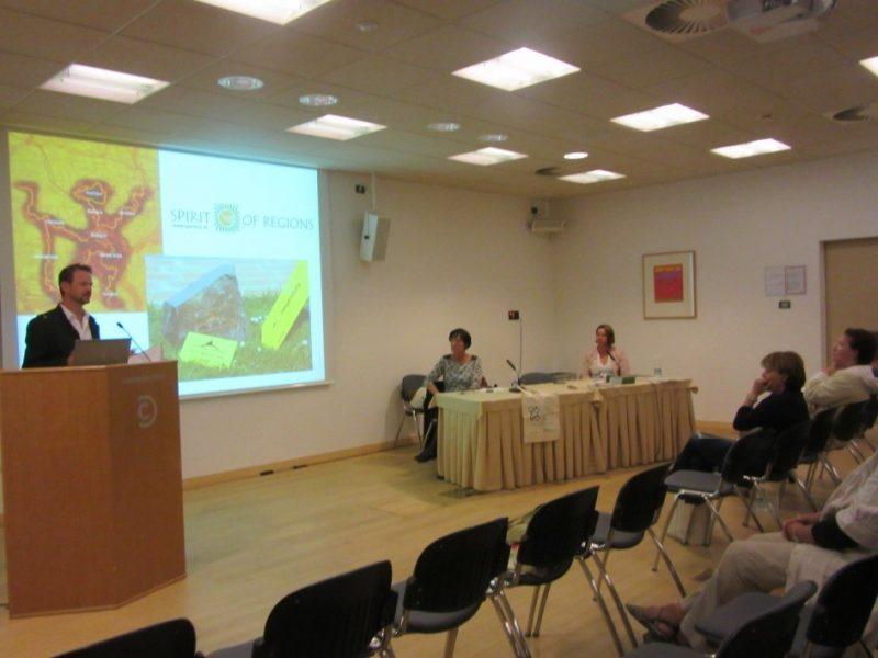 Euroopan 9. kansainvälinen kulttuurimatkailukonferenssi. Kulttuuriperintö kestävän ja vastuullisen matkailun kehittämisen perustana Konferenssi järjestettiin Portugalissa 23.-24.9. ja siihen osallistui edustajia Aluieiden komiteasta, Europa Nostrasta sekä Aven alueelta, matkailun tutkimuslaitoksia ja matkailuoperaattoreita.