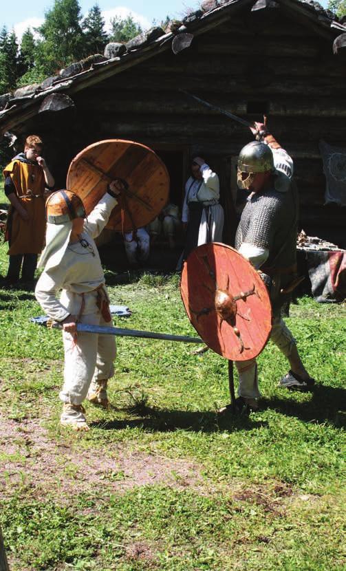 Muinaisaikaan -tapahtuma lupaa väriä ja vauhtia. Vieraat pääsevät seuraamaan vaikkapa viikinkisoturien taistelua tai osallistumaan itse jousiammuntaan.