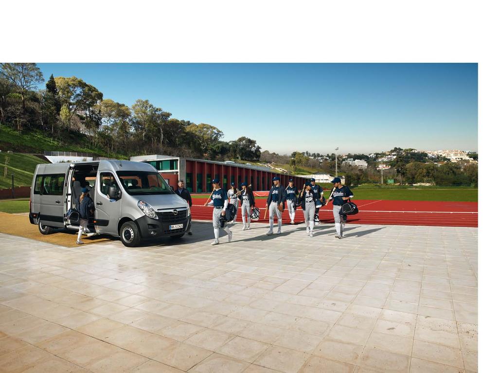 Kaikki kyytiin! Movano Bussi. Opel Movanon pikkubussimallissa on reilut tilat 16 tai 17 matkustajalle.