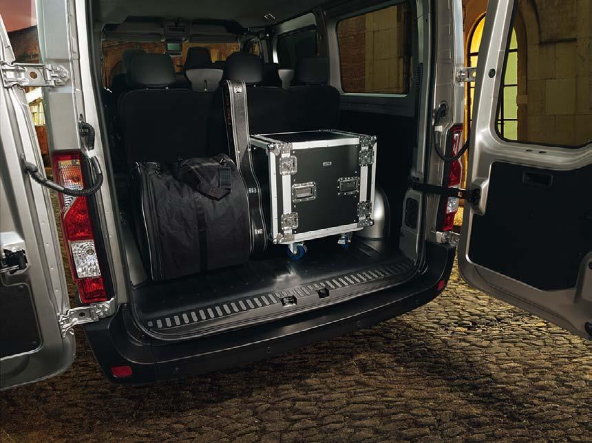 Opel Movano Combi on erinomainen ratkaisu helposti muunneltavan matkustaja- ja tavarakapasiteettinsa ansiosta.