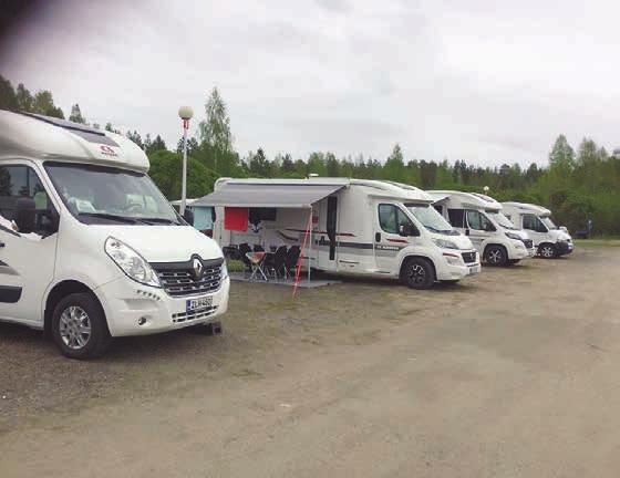 Alueella oli myös Adria-kerholaisten tapaaminen ja jo torstaista alkaen aavikolle alkoi ilmestyä Adrian logoilla varustettua kalustoa.