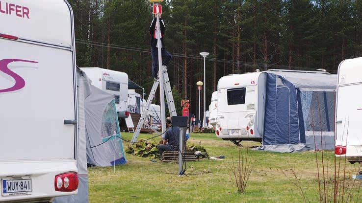 Päivän mittaan lumesta päästiin kuitenkin eroon ja maisema vaihtui keväisemmäksi. Vappua juhlittiin ja marssittiin kaikkine siihen kuuluvine härpäkkeineen.