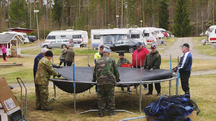 Nälkähän siinä touhutessa tuli, mutta eipä hätää, Pasin pitoset järjesti Lintusalissa maittavan lounaan, jonka jälkeen taas jaksoi painaa täysillä.