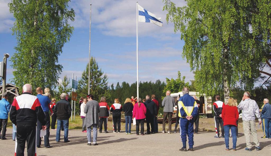 Lintulahden juhannus Juhannuksen vietto alkoi juhlallisesti lipun