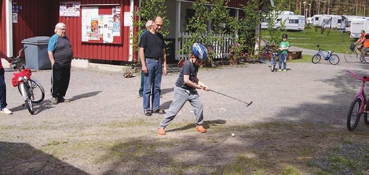 lauteille ja välillä järveen vilvoitttelemaan.