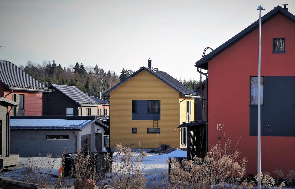 Asunto Oy Ogelin Kympin suunnittelun lähtökohtana on toiminut uopellon asuinalueen idyllisyys, sen kylämäinen tuntu värikkäine asuntoineen.