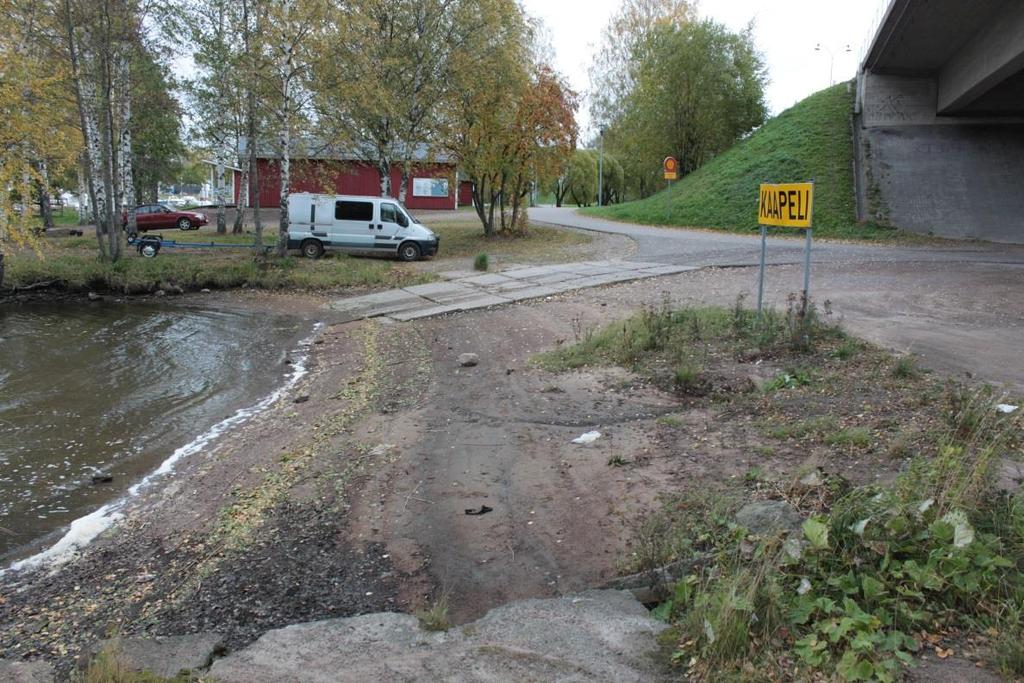 Rantaluiskan jatkeena on lyhyt osuus hiekkarantaa ja erillisistä betonilaatoista toteutettu veneluiska, vrt. kuva 8. Kuva 8. Rantaluiskaa ja veneluiska.