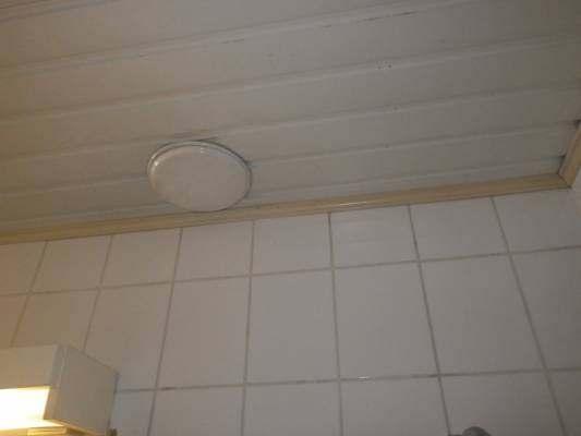 5.2.4. Vesi- ja viemärikalusteet Kiinteistön vesi- ja viemärikalusteet ovat eri-ikäisiä. Hanasekoittajien tekninen käyttöikä on noin 15-25 vuotta ja WC-istuimien noin 35-50 vuotta.