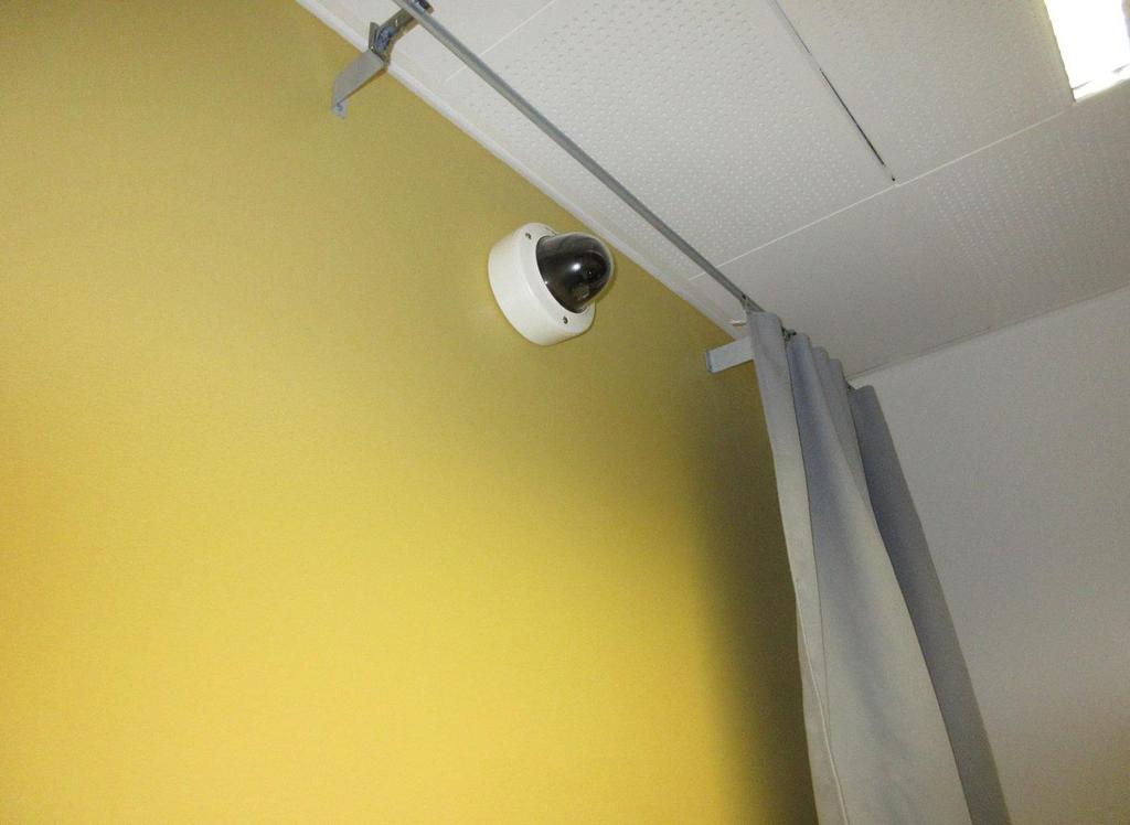 17 / 39 Asiamiehen tapaamistilan kamera ja verho Asiamiehen tapaamistilojen kameravalvonta vaikutti olevan yleisempikin ongelma IPRA:n vankiloissa.