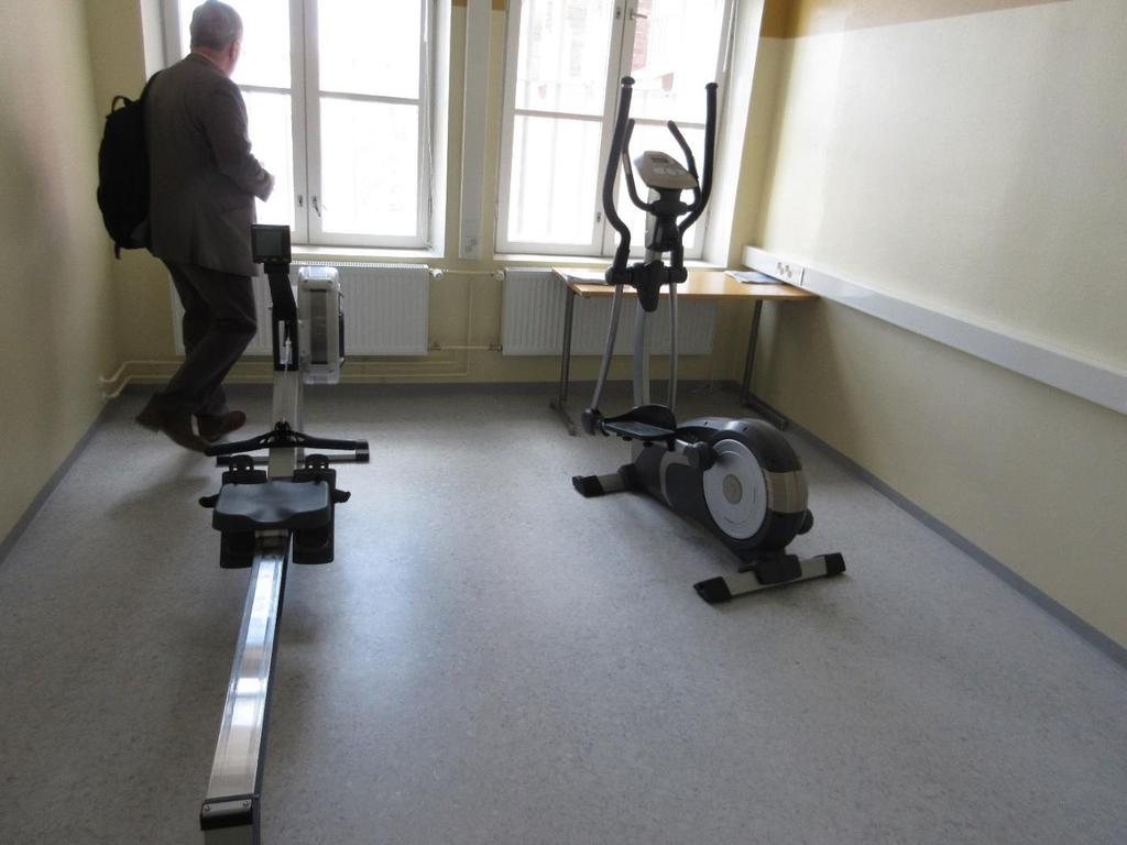 19 / 39 Kuntoiluhuone Vankilan selvityksen mukaan osaston E 1-4 yhteisselli (n.21 neliömetriä) muutetaan crossfittyyppiseksi kuntoilutilaksi ja kuntoiluvälineet sinne on jo tilattu (mm.
