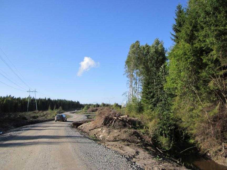 Tiet ovat sorapintaisia ja noin 6 metriä leveitä. Lisäksi tiereunoihin tulee ojitus, eli koko tiealueen leveys on noin 12 metriä.