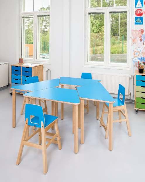 Opettajille on saatavissa ergonomisia, korkeussäädettäviä työpöytiä, joilla työskentely onnistuu niin seisaaltaan kuin istualtaan.