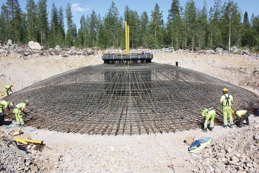 Kuva 3 8. Maanvarainen teräsbetoniperustus raudoitettuna ennen betonivalua, Tervola (Ramboll Finland Oy 2013). 3.4.