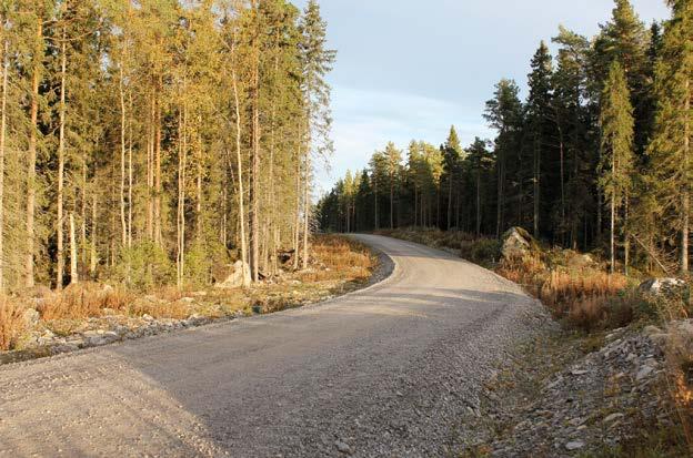 3.4.4 Rakentamis- ja huoltotiet, sekä nostoalueet Tuulivoimaloiden rakentamis-, ylläpito- ja huoltotehtäviä varten tarvitaan uusia teitä ja parannetaan vanhoja.