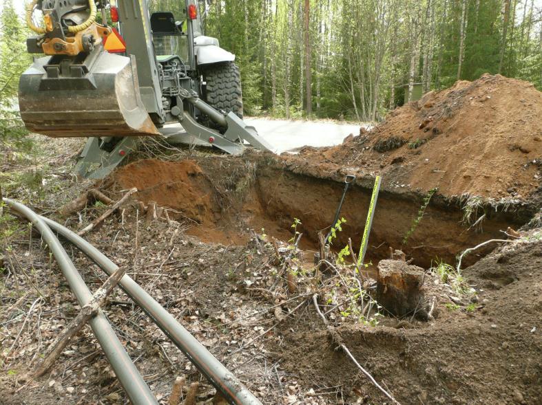 Ei löytöjä, ei merkkejä rakenteista eikä kulttuurikerroksesta. Muutoin paikalla normaali piha-alueen yms.