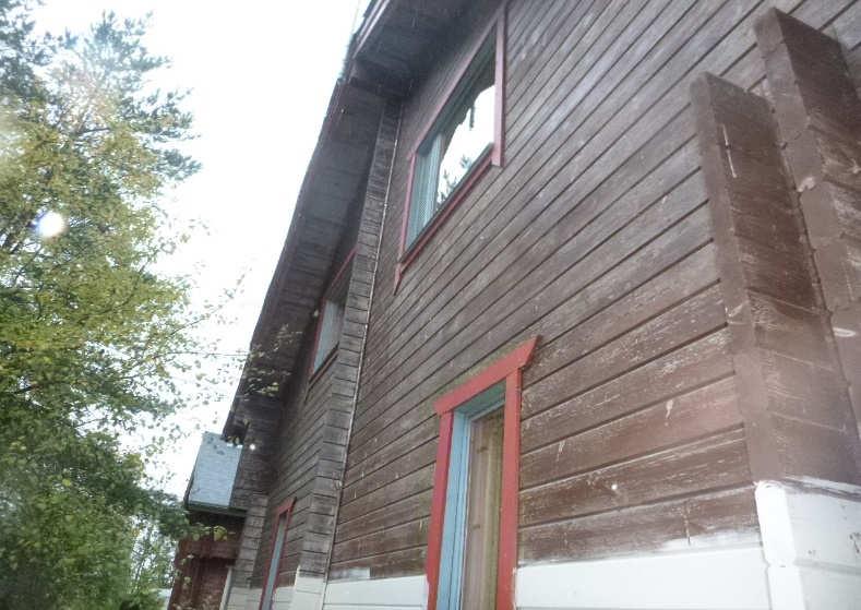 14 9. Ulkoseinät, julkisivut ja parveke HAVAINNOT Havaintojen perusteella julkisivun huoltomaalaus on osin kesken.