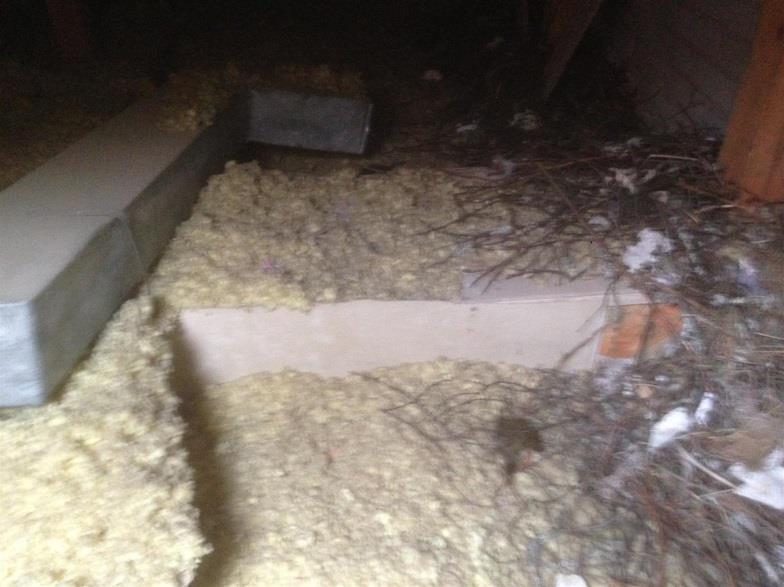 Kuva 8: Ullakkotilassa havaittiin asbestia