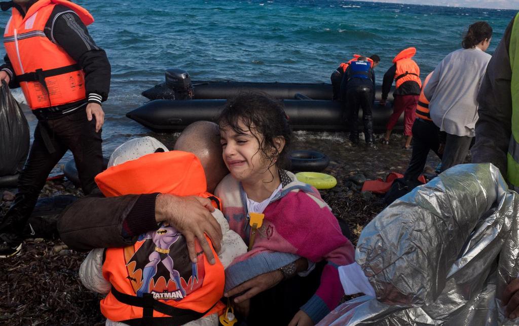 UNICEF/UNI197519/Gilbertson VII Photo UNICEF/UNI197534/Gilbertson VII Photo Pakolaisperhe saapuu Kreikkaan Irakilainen pakolainen Mohammad Abdullah-Shariff lohduttaa tyttäriään, 2-vuotiasta Safiaa ja