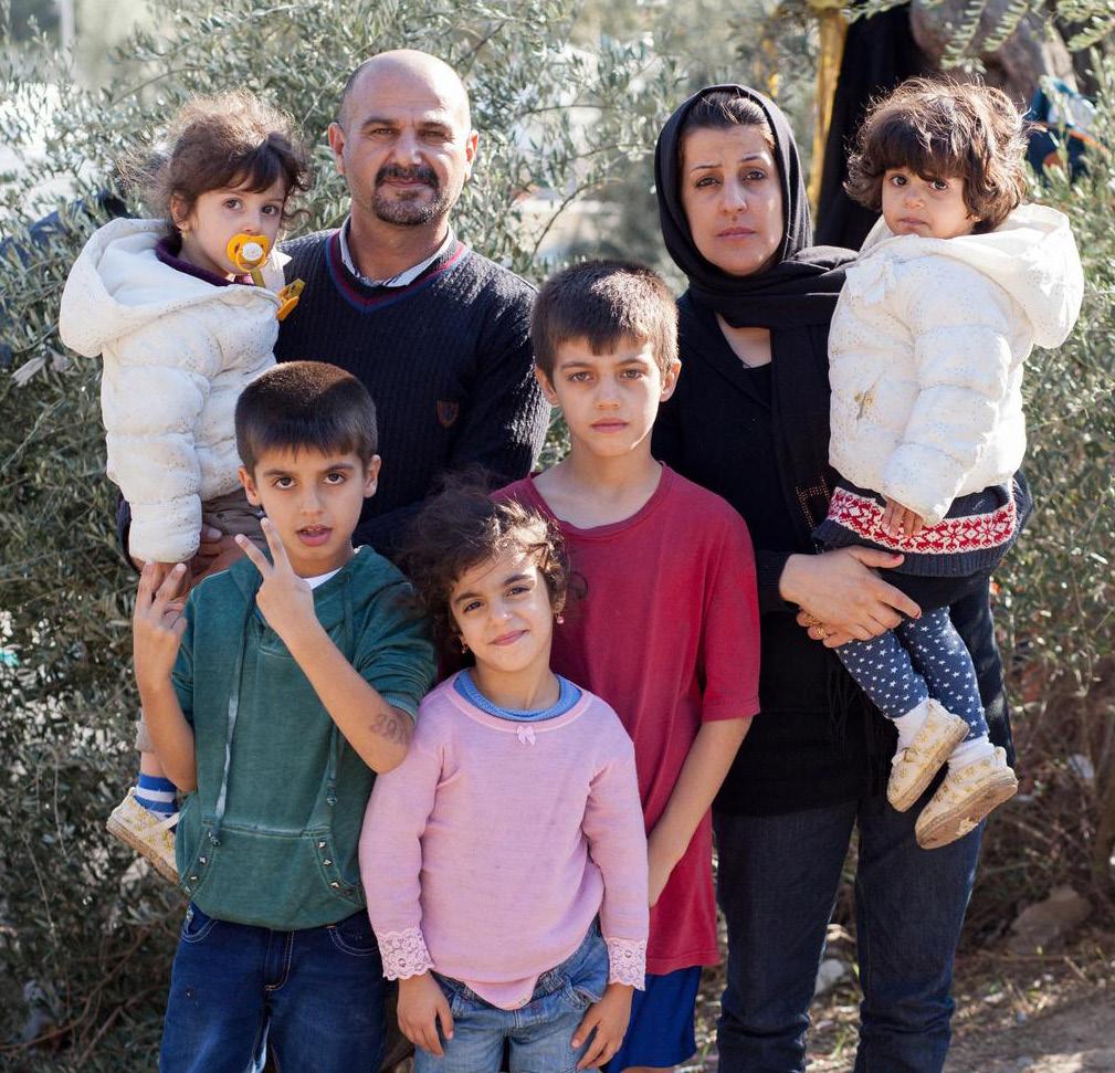 Perhe ylitti Välimeren pienellä kumiveneellä yhdessä muiden pakolaisten kanssa.