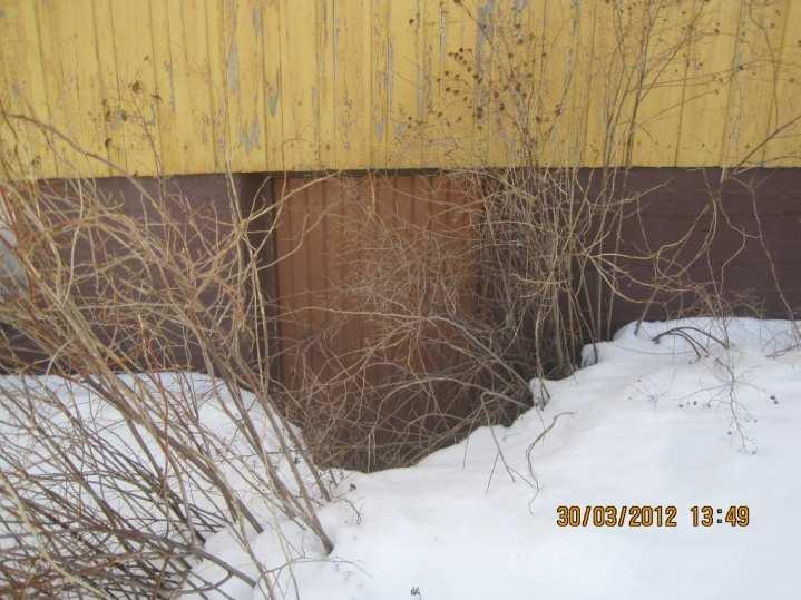 huono. Julkisivussa esiintyy maali- ja lahovaurioita.