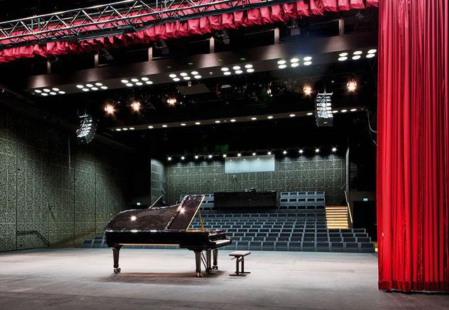 Tuolit Konserttisalin tuolit imevät ja heijastavat salissa kuuluvia ääniä samalla tavalla kuin ihmisten kehot.