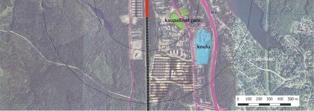 Raiteiden länsipuolella alustavan asemapaikan kohdalla maasto nousee jyrkästi, samoin sillalle on suuri korkeusero.