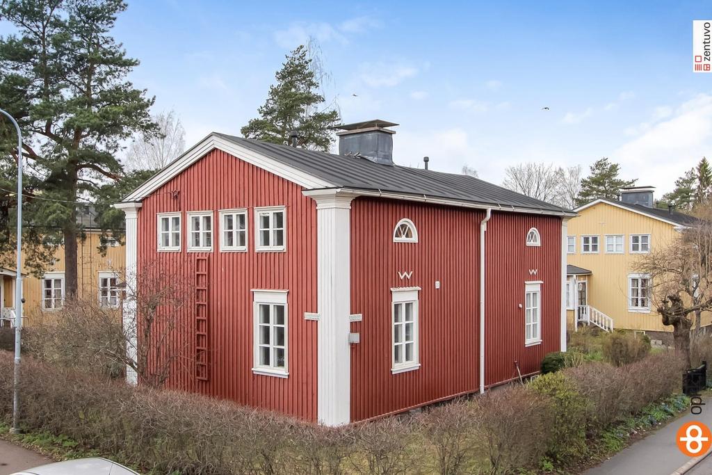 Ihastuttava koti pienelle perheelle 1923 rakennetussa hirsirunkoisessa puutalossa, Puu-Käpylän sydämessä.