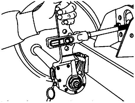 Puhdistus, huolto ja kunnossapito Automaattisen vivuston säätäjän toimintatarkastus 1. Irrota kumitulppa. 2. Kierrä säätöruuvia (nuoli) lenkkiavaimella n. ¾ kierrosta vastapäivään.